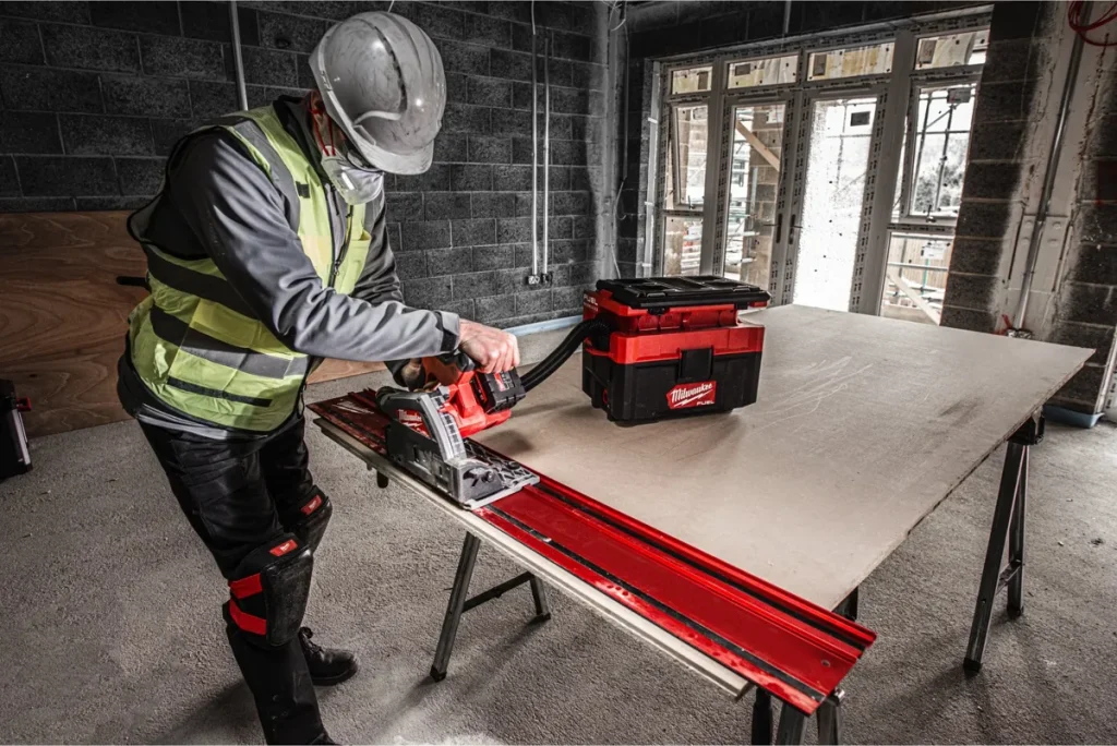 Hur använder du styrskena med cirkelsåg?